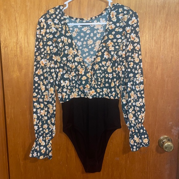 •SHEIN•NWB GORGEOUS GREEN RUFFLE DEEP-V YELLOW FLORAL BODYSUIT SIZE MEDIUM - Picture 2 of 9
